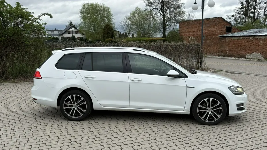 VOLKSWAGEN Golf -