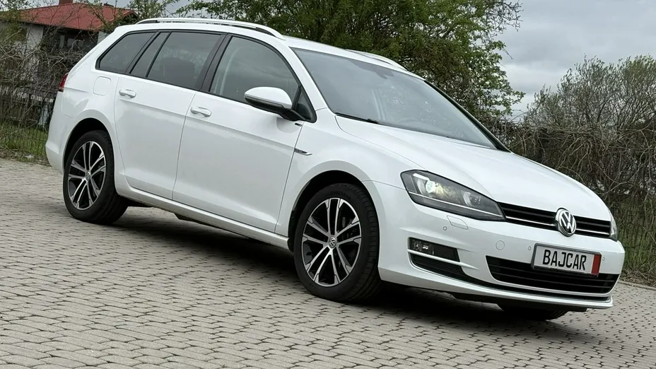VOLKSWAGEN Golf -