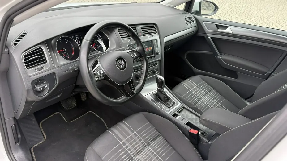 VOLKSWAGEN Golf -