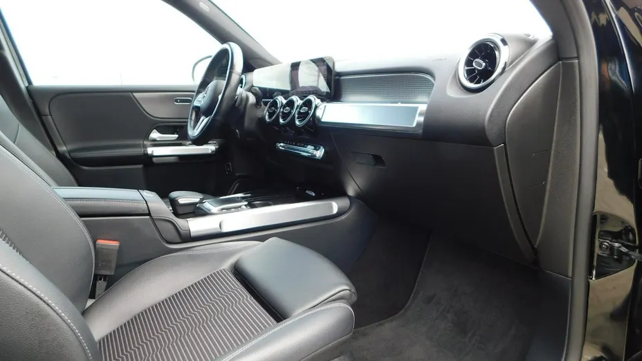 MERCEDES-BENZ GLB -
