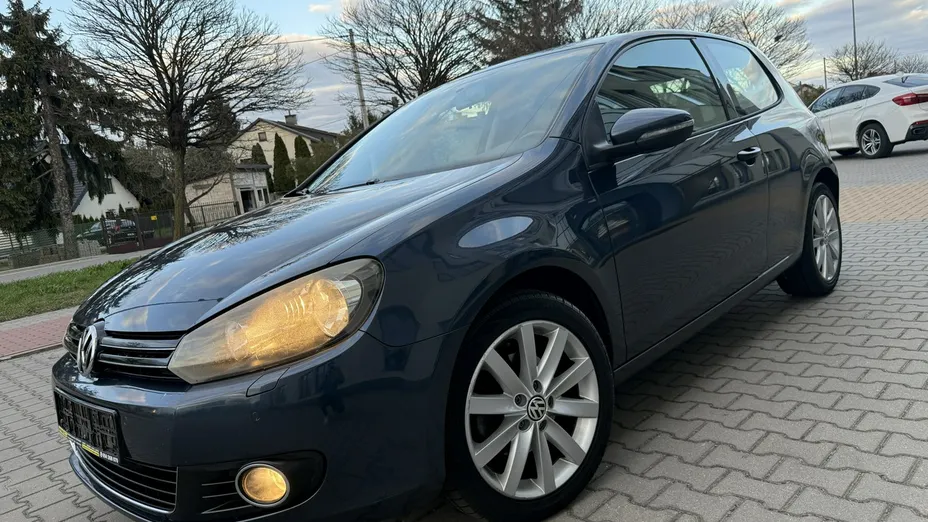 VOLKSWAGEN Golf -