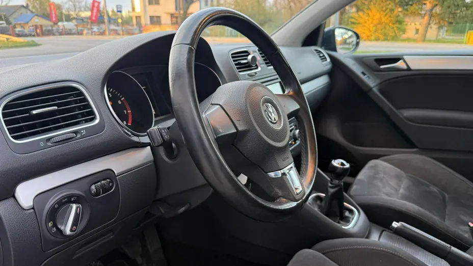 VOLKSWAGEN Golf -