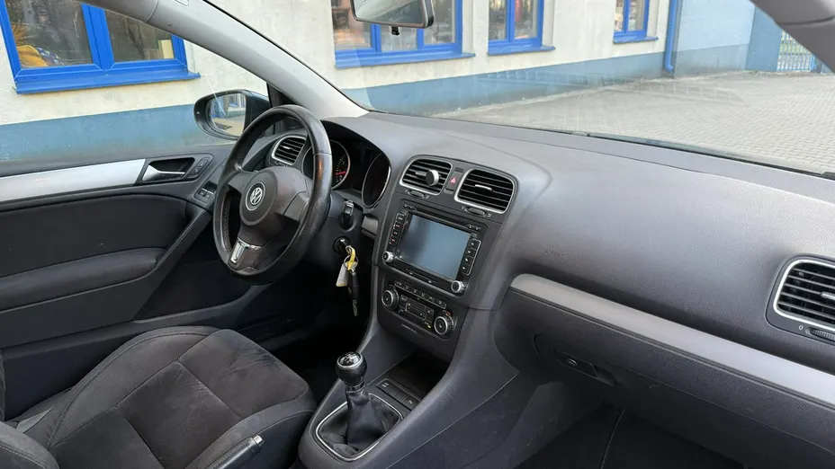 VOLKSWAGEN Golf -