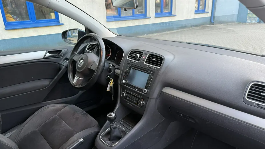 VOLKSWAGEN Golf -