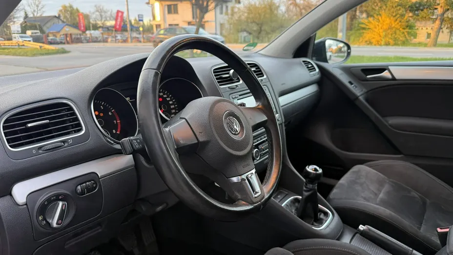 VOLKSWAGEN Golf -