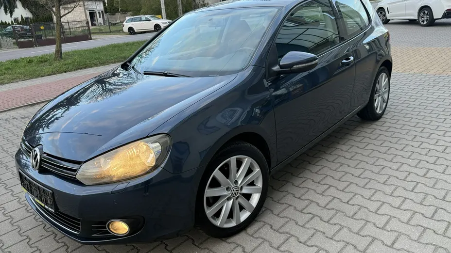 VOLKSWAGEN Golf -