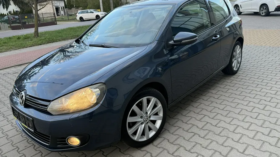 VOLKSWAGEN Golf -