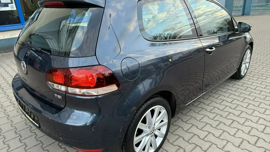 VOLKSWAGEN Golf -