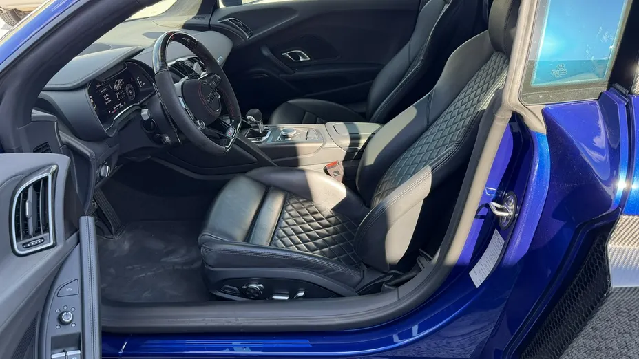 AUDI R8 -