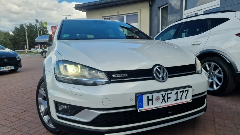 VOLKSWAGEN Golf -