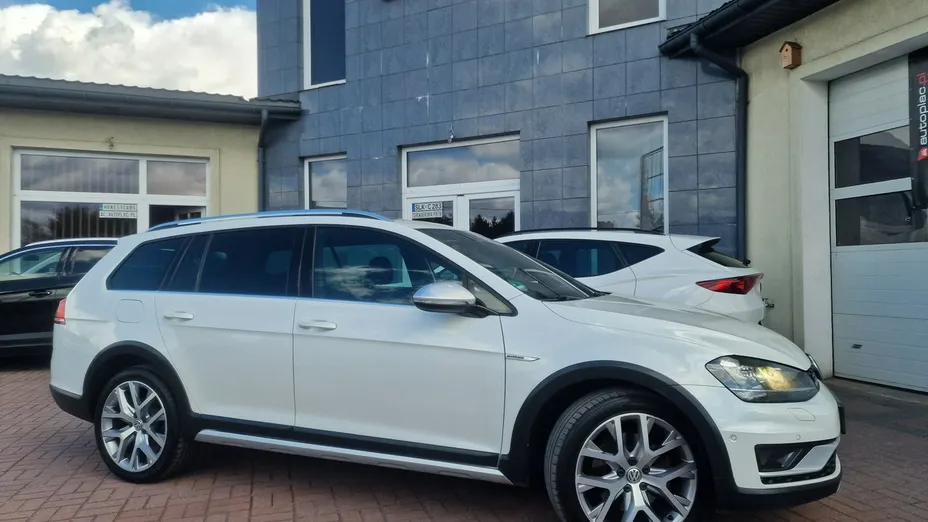 VOLKSWAGEN Golf -