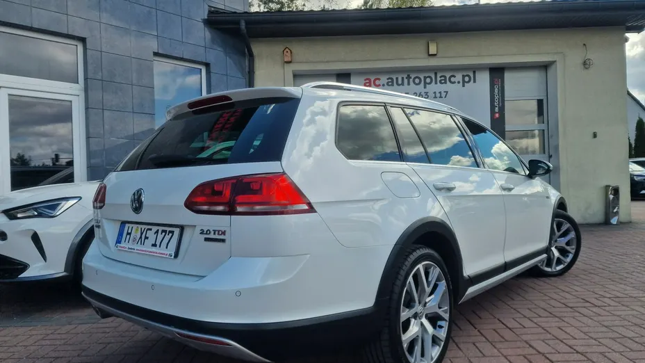 VOLKSWAGEN Golf -