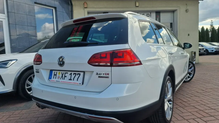 VOLKSWAGEN Golf -