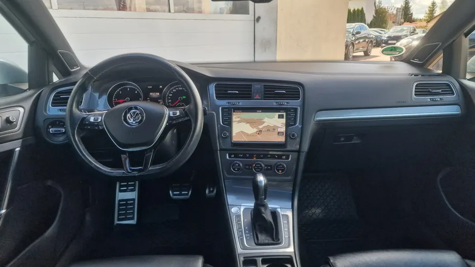 VOLKSWAGEN Golf -