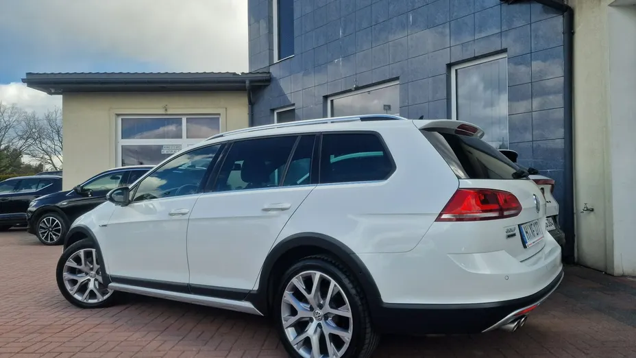 VOLKSWAGEN Golf -