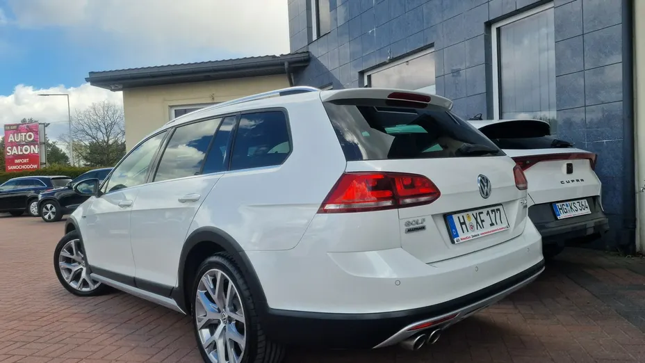 VOLKSWAGEN Golf -