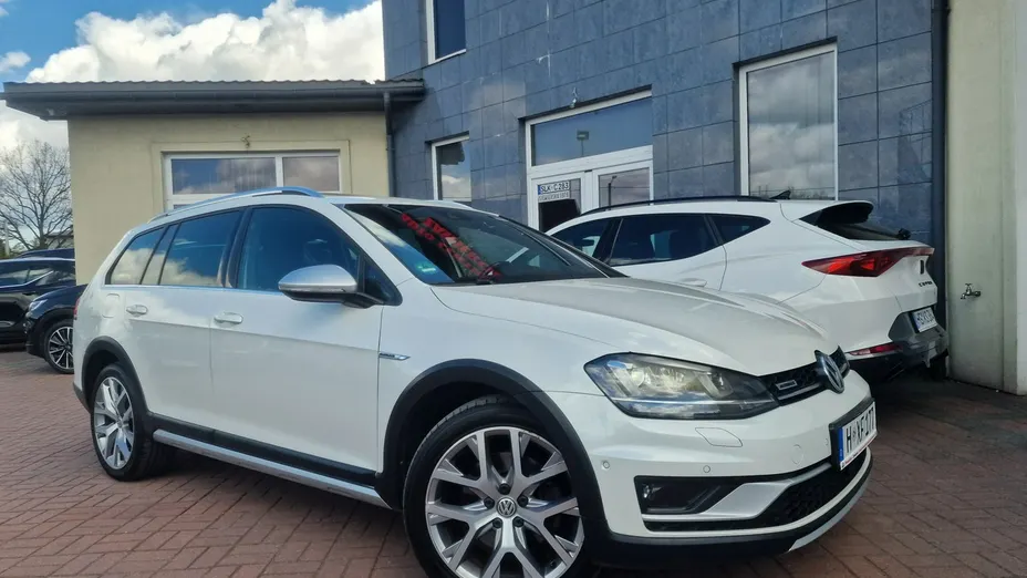 VOLKSWAGEN Golf -