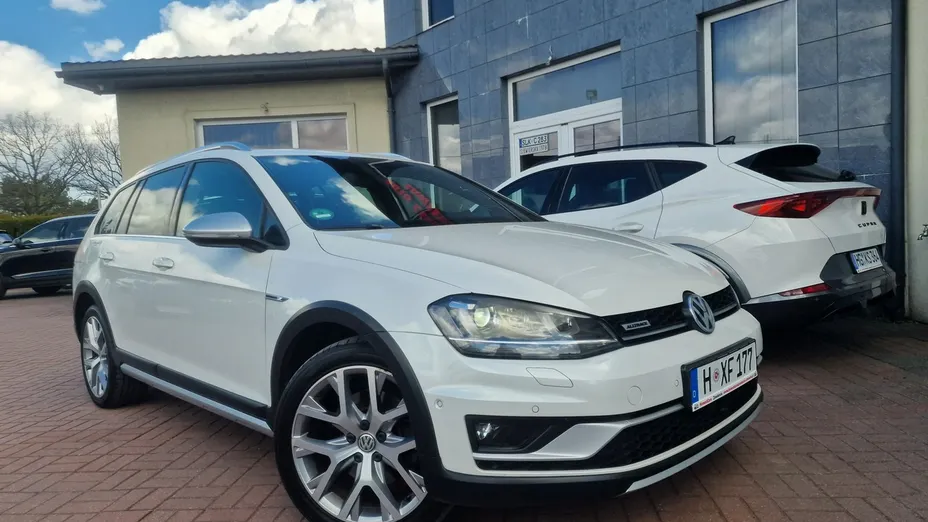 VOLKSWAGEN Golf -