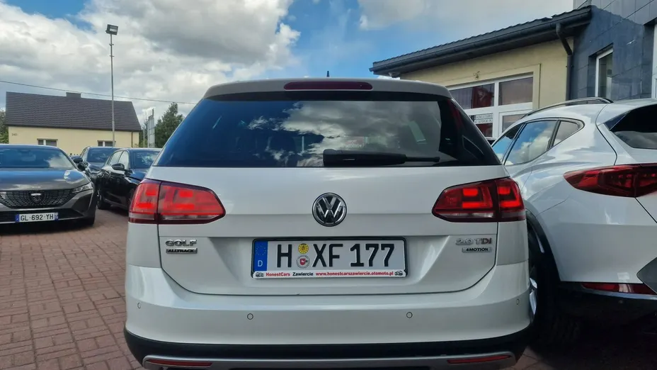 VOLKSWAGEN Golf -