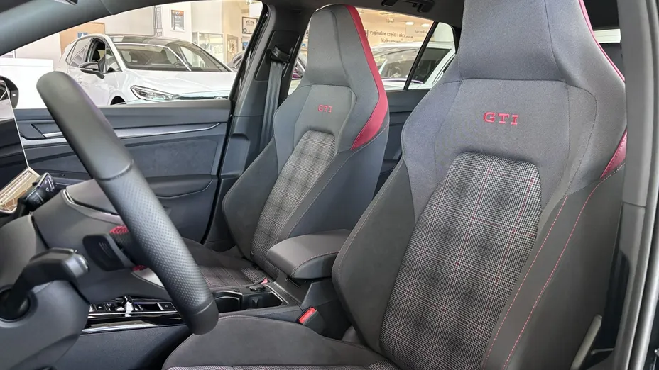 VOLKSWAGEN Golf -