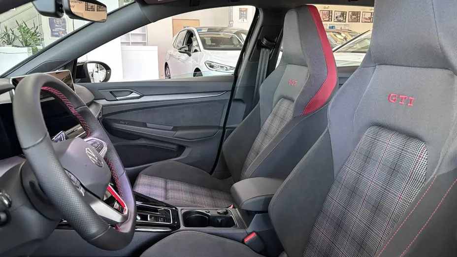 VOLKSWAGEN Golf -