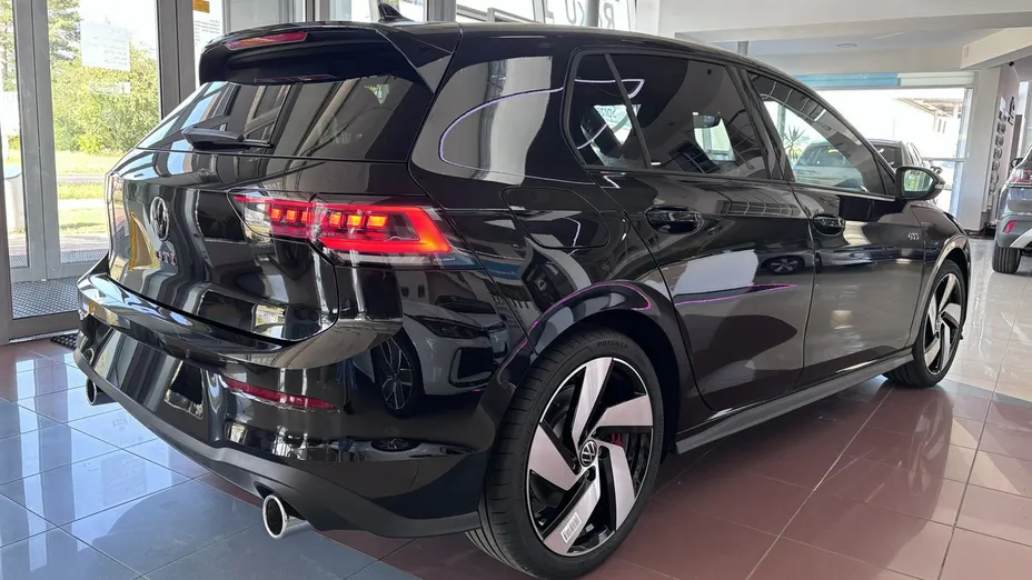 VOLKSWAGEN Golf -