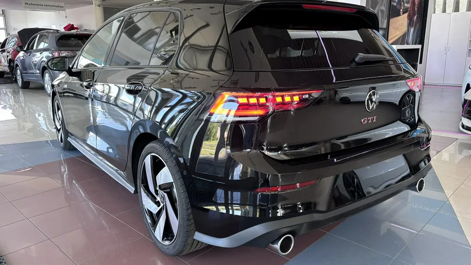 VOLKSWAGEN Golf -