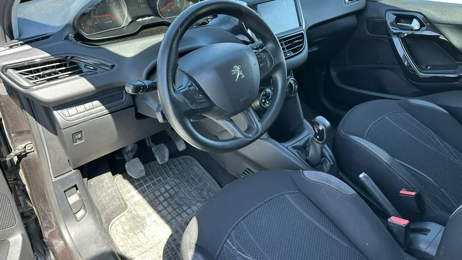 PEUGEOT 208 -