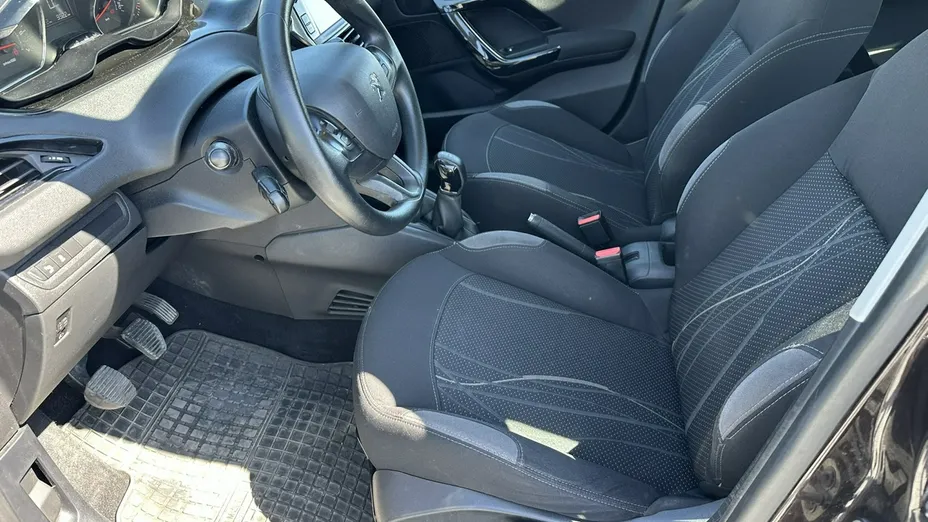 PEUGEOT 208 -