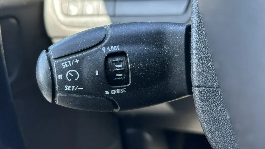 PEUGEOT 208 -