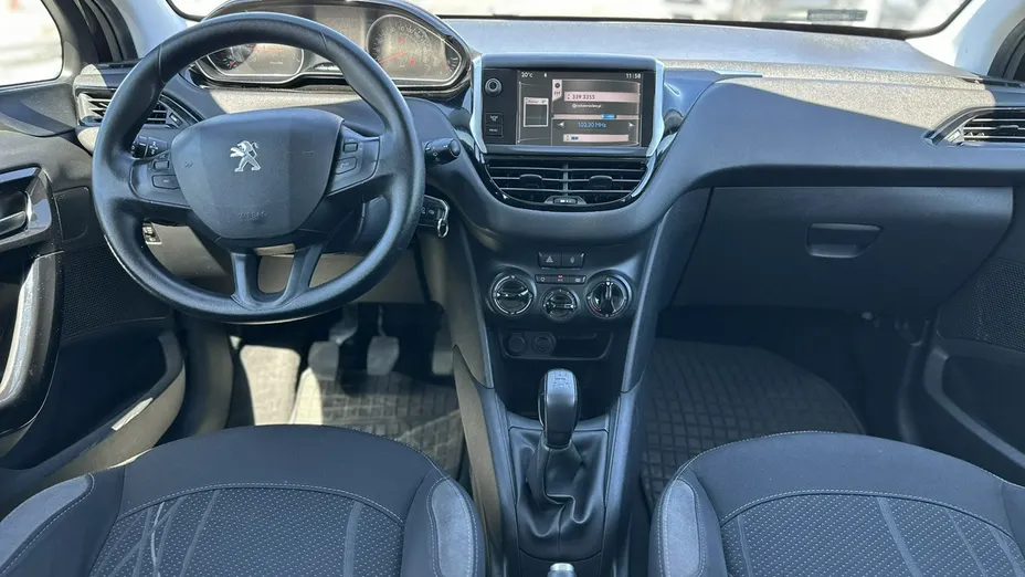 PEUGEOT 208 -