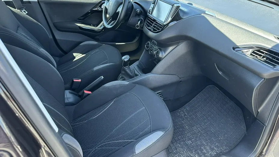 PEUGEOT 208 -