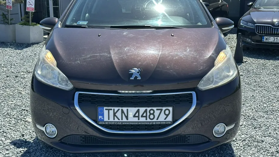 PEUGEOT 208 -