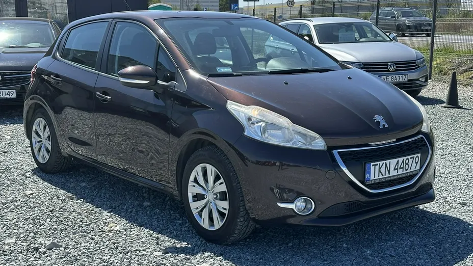 PEUGEOT 208 -