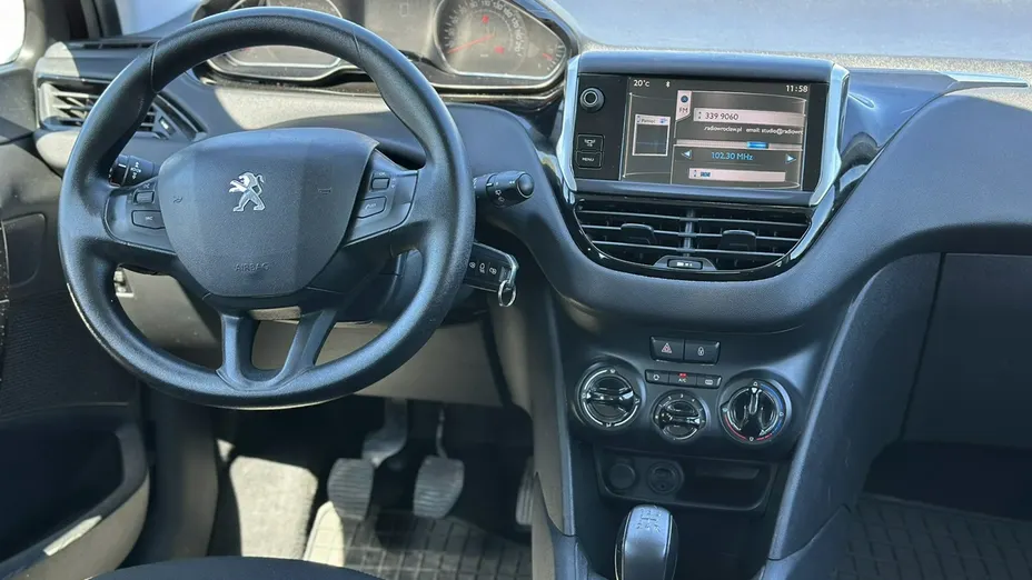 PEUGEOT 208 -