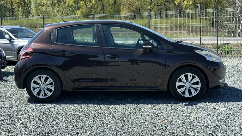 PEUGEOT 208 -