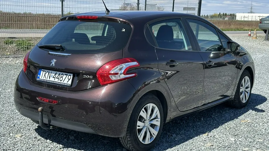 PEUGEOT 208 -