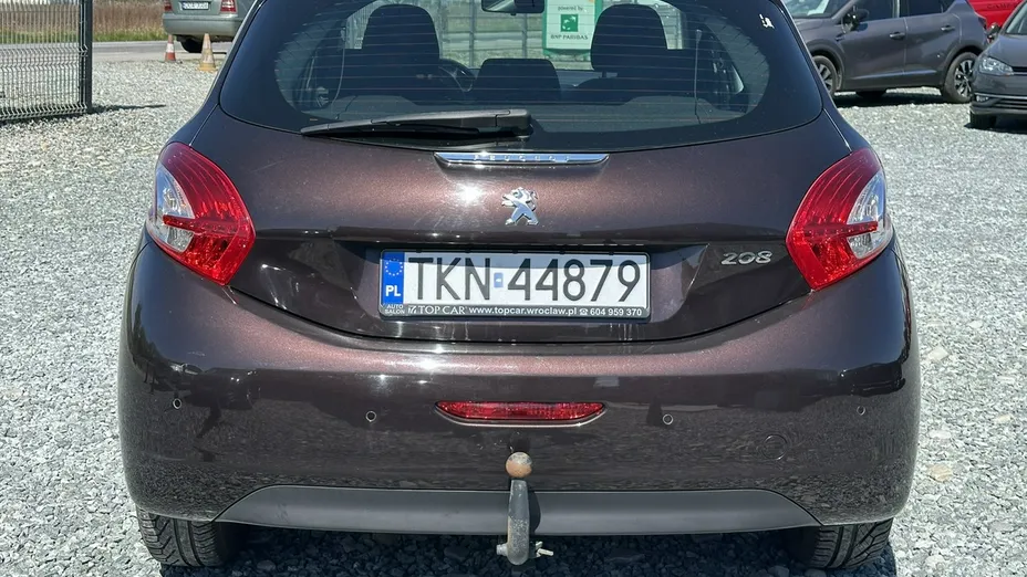 PEUGEOT 208 -