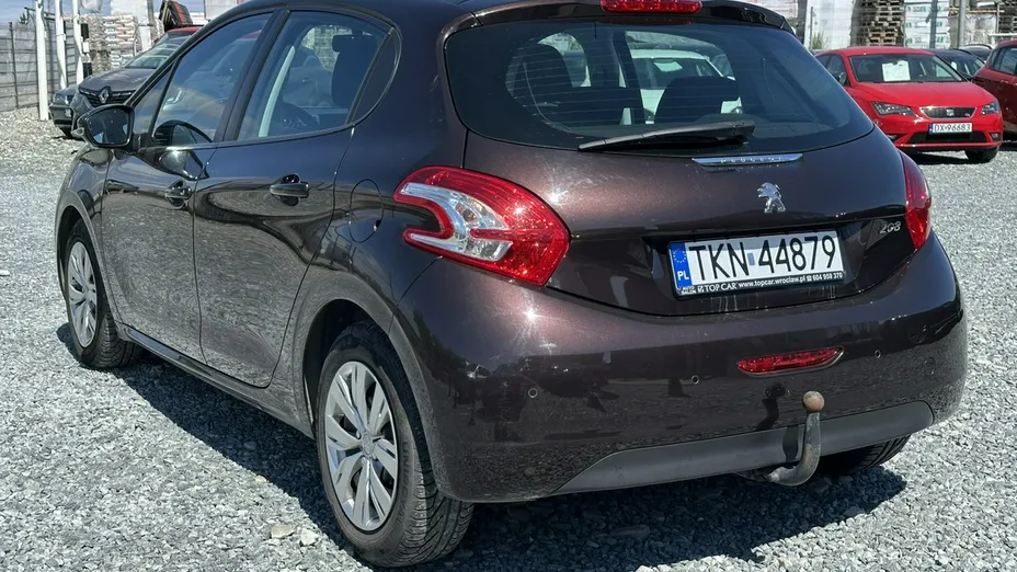 PEUGEOT 208 -