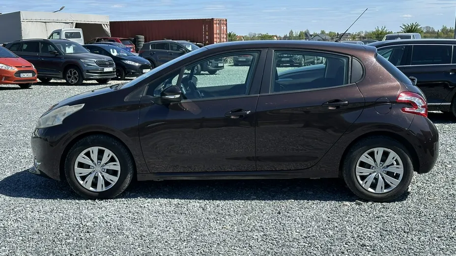 PEUGEOT 208 -