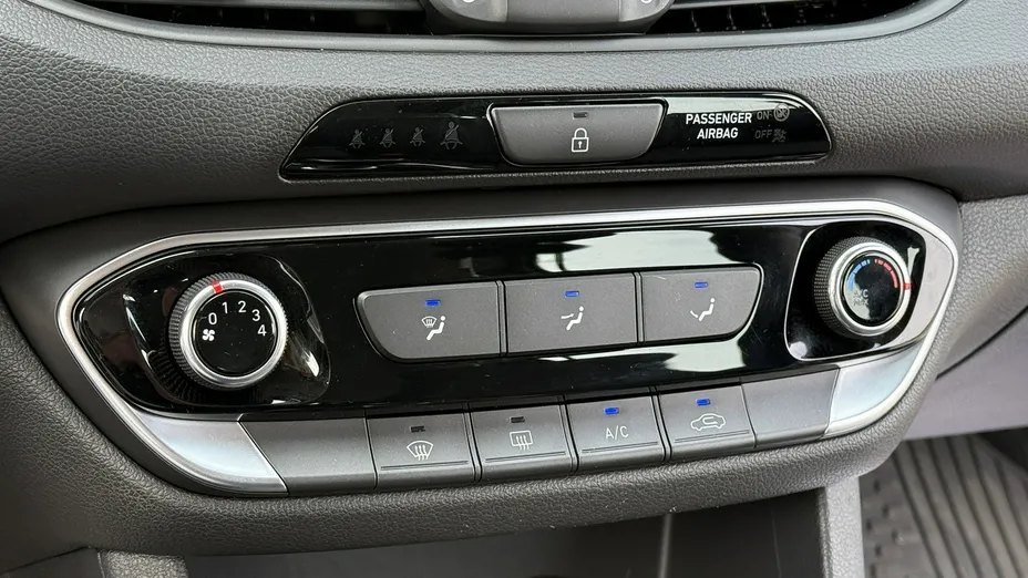 HYUNDAI i30 -