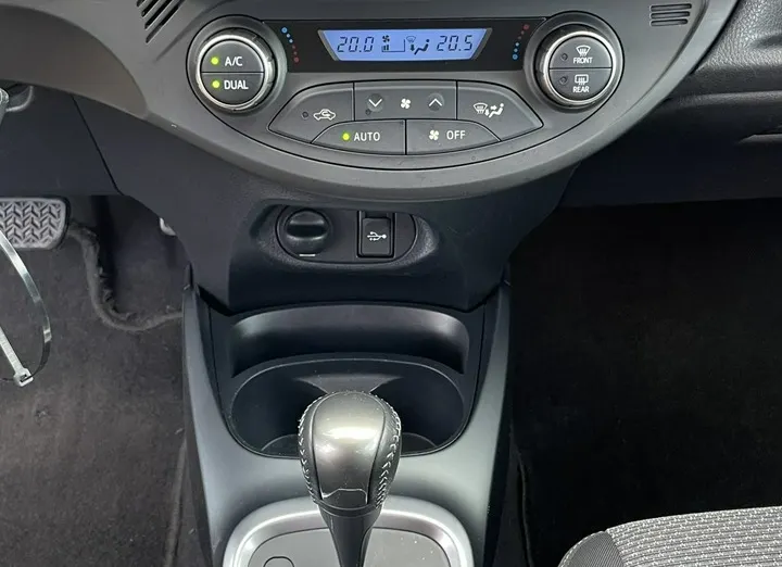 TOYOTA Yaris -