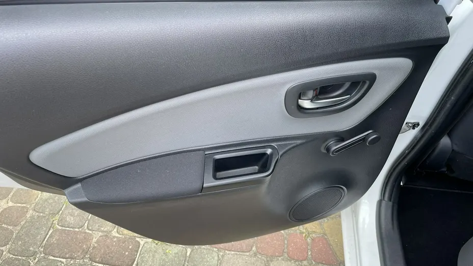 TOYOTA Yaris -