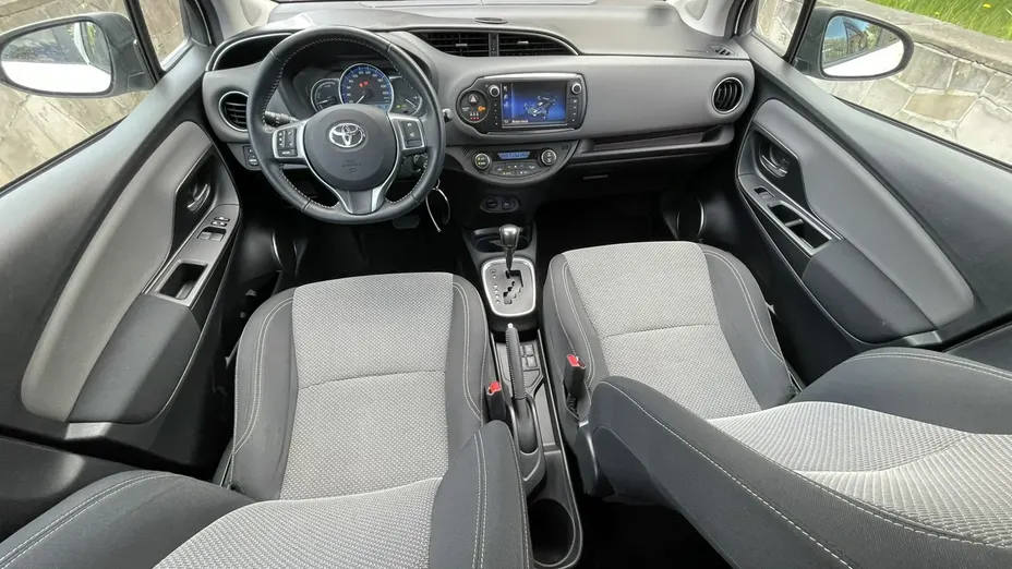 TOYOTA Yaris -