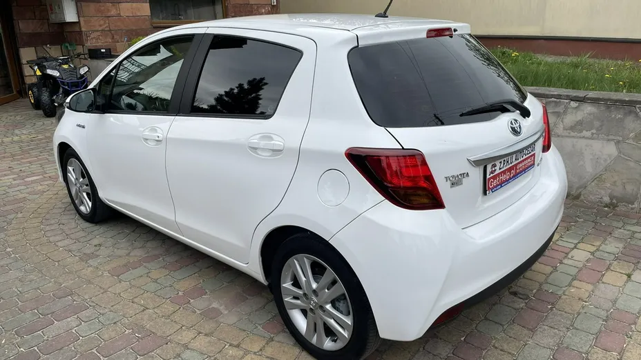 TOYOTA Yaris -