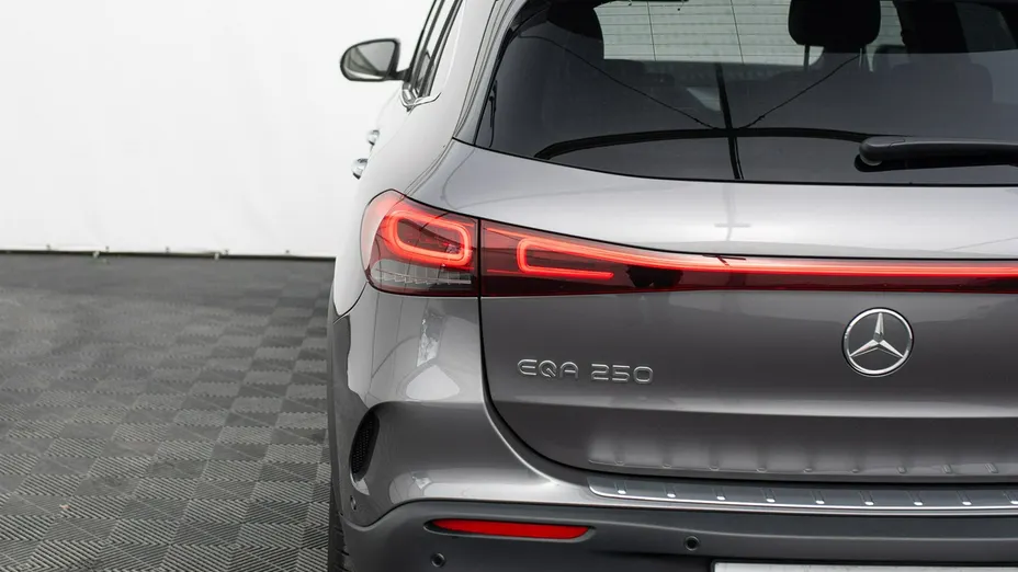 MERCEDES-BENZ EQA -