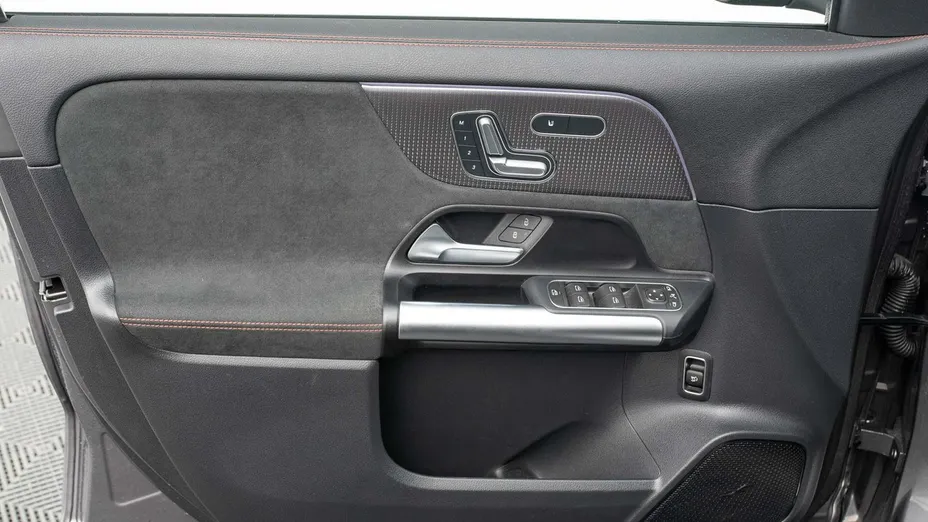 MERCEDES-BENZ EQA -