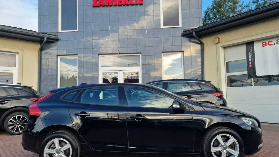 VOLVO V40 -