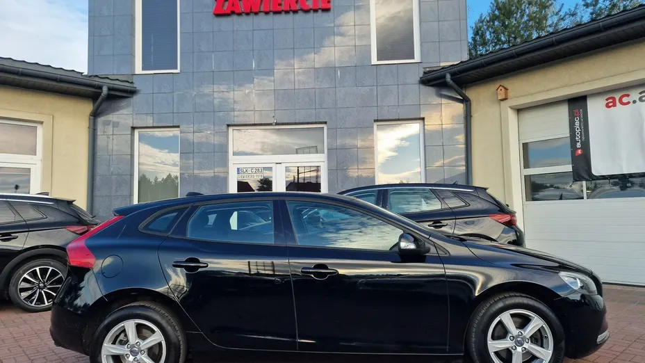 VOLVO V40 -