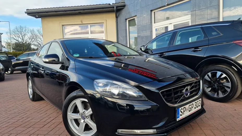 VOLVO V40 -
